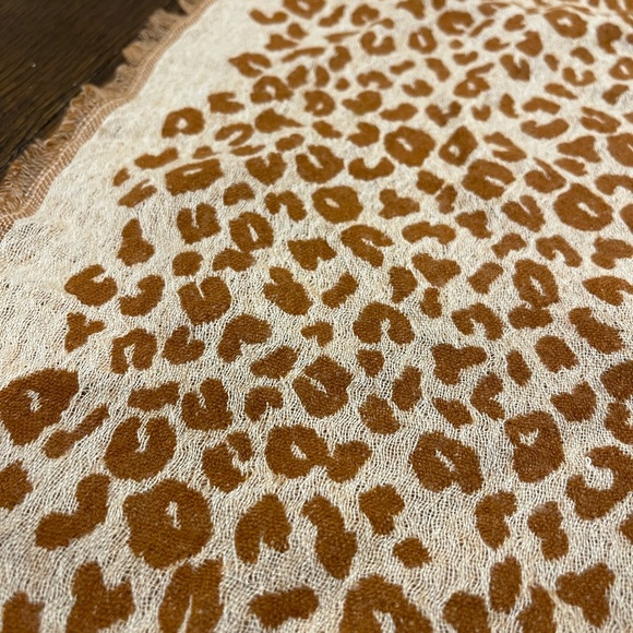 Madewell extra large bandana in cheetah leopard two tone. - Picture 4 of 5